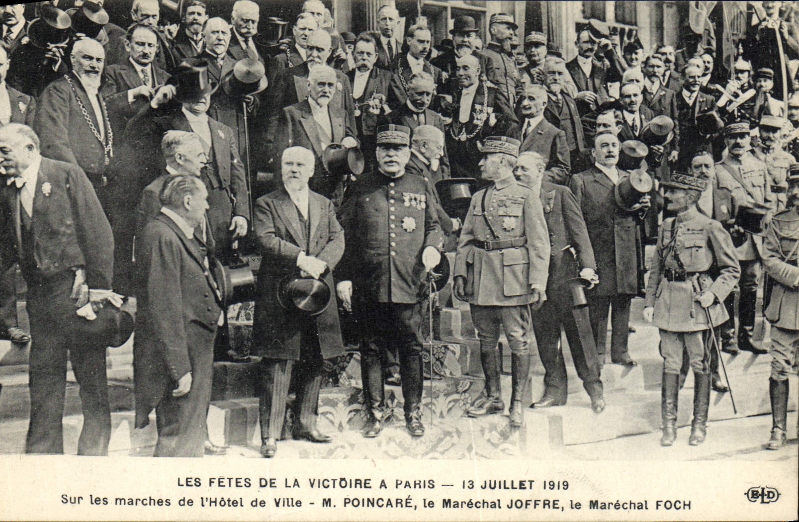 CPA Militaria Les Fetes de la Victoire a Paris 13 Juillet 1919 Sur les marches de l'hotel de ville Poincare Joffre Foch 