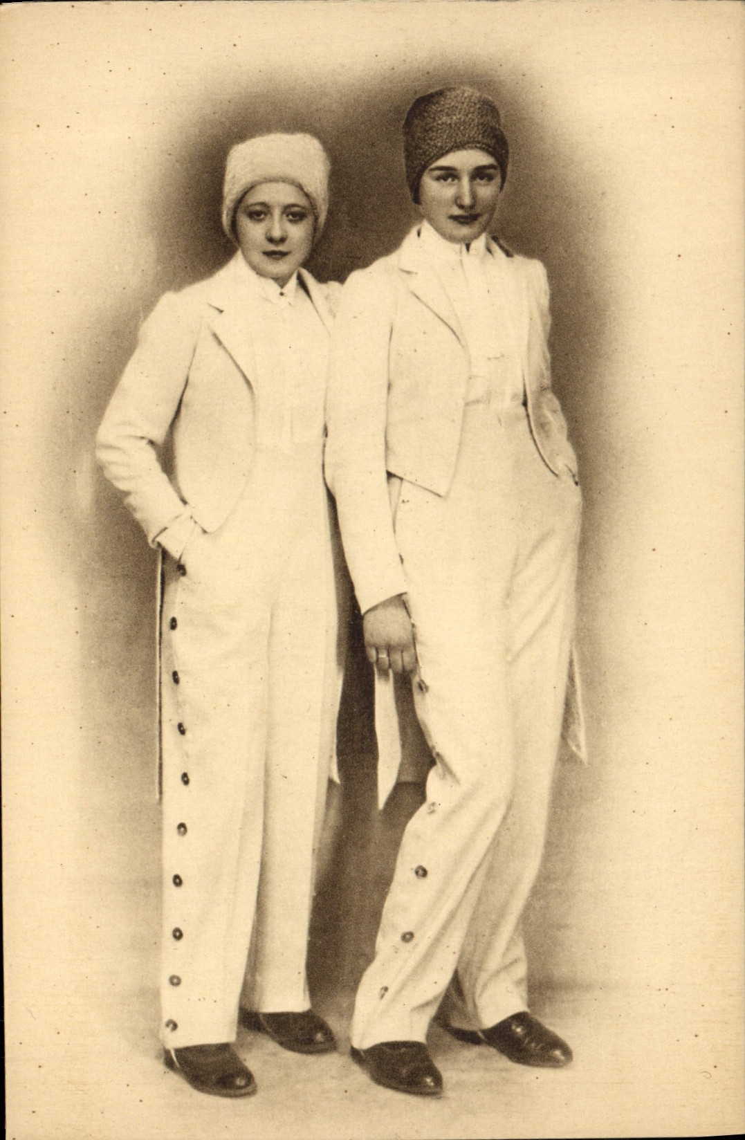 CPA Folklore Vieux costumes Champenois Costume blanc Bonnet dit de Sarrazin en astrakan gris 
