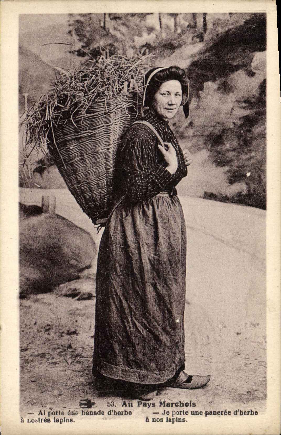 CPA Folklore Au Pays Marchois Je porte une paneree d'herbe a nos lapins 