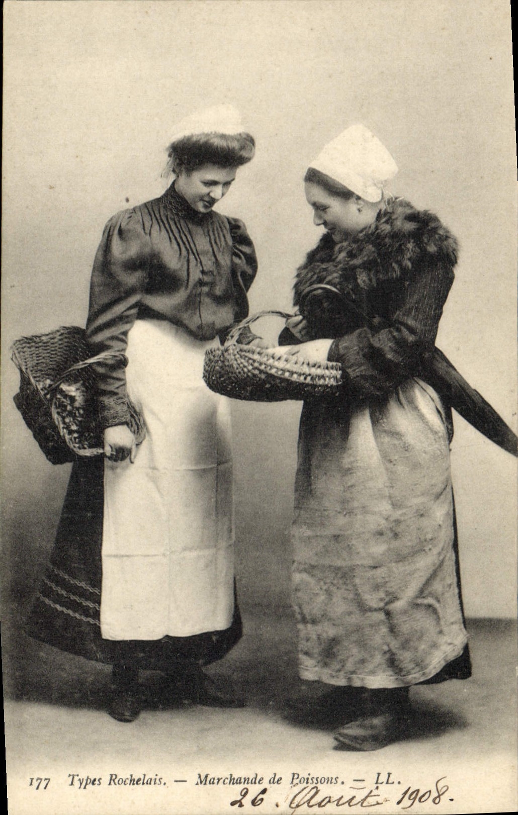 CPA Folklore Types Rochelais Marchande de Poissons 
