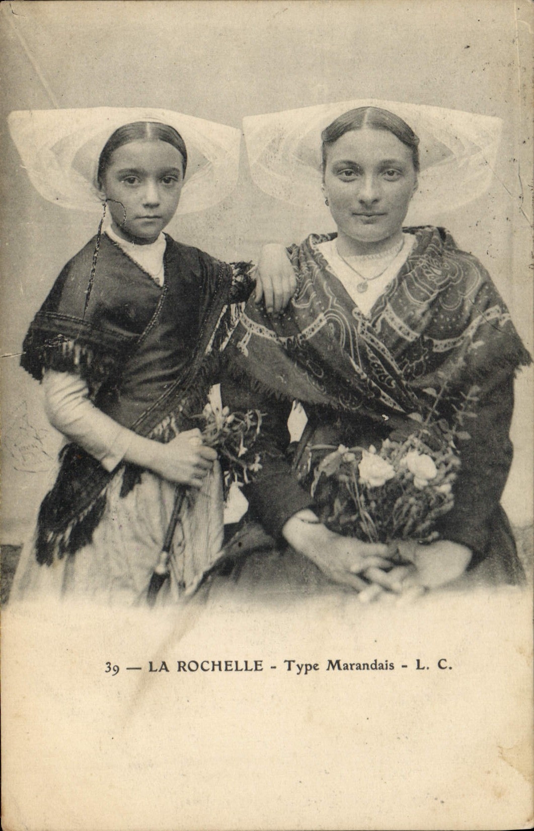 CPA Folklore La Rochelle Types Marandais 