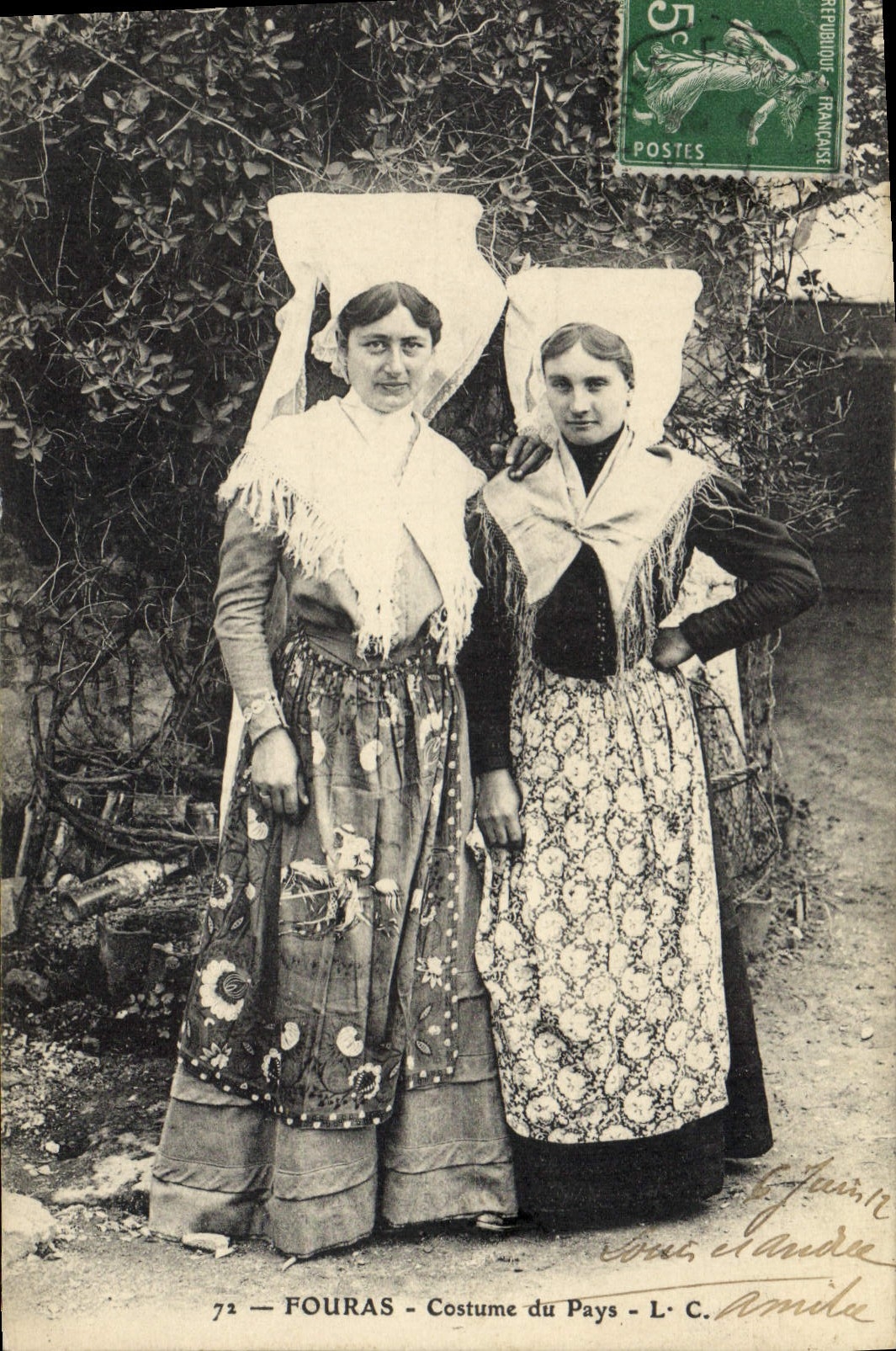 CPA Folklore Fouras Costumes du pays 