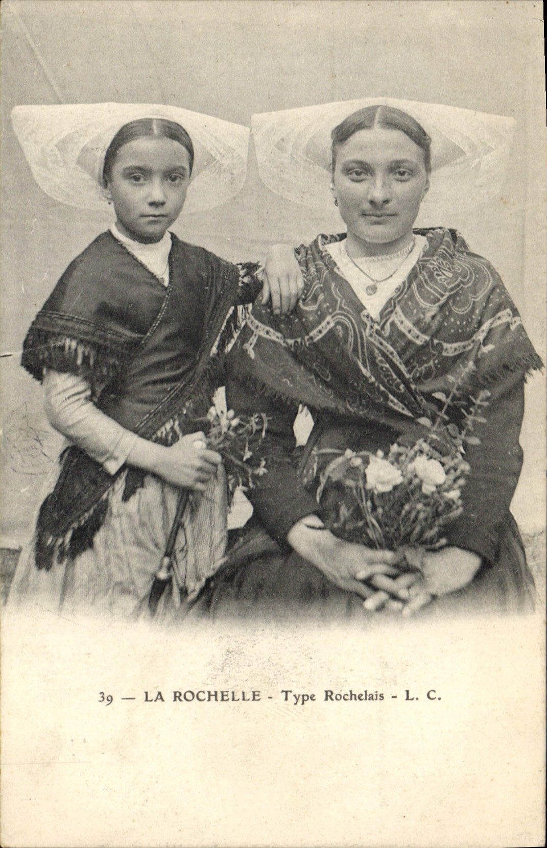 CPA Folklore La Rochelle Types Marandais 