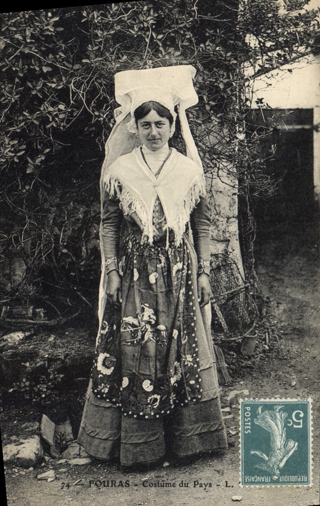 CPA Folklore Fouras Costume du pays 