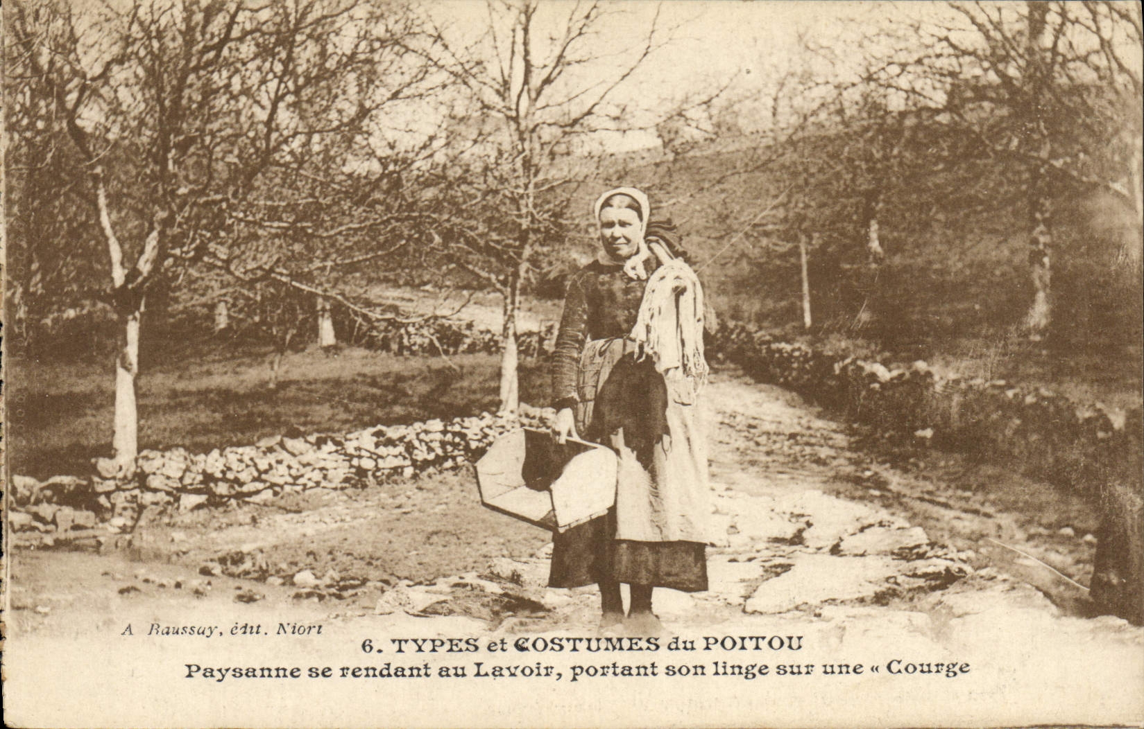 CPA Folklore Poitou Paysanne se rendant au lavoir portant son ligne sur son courge 