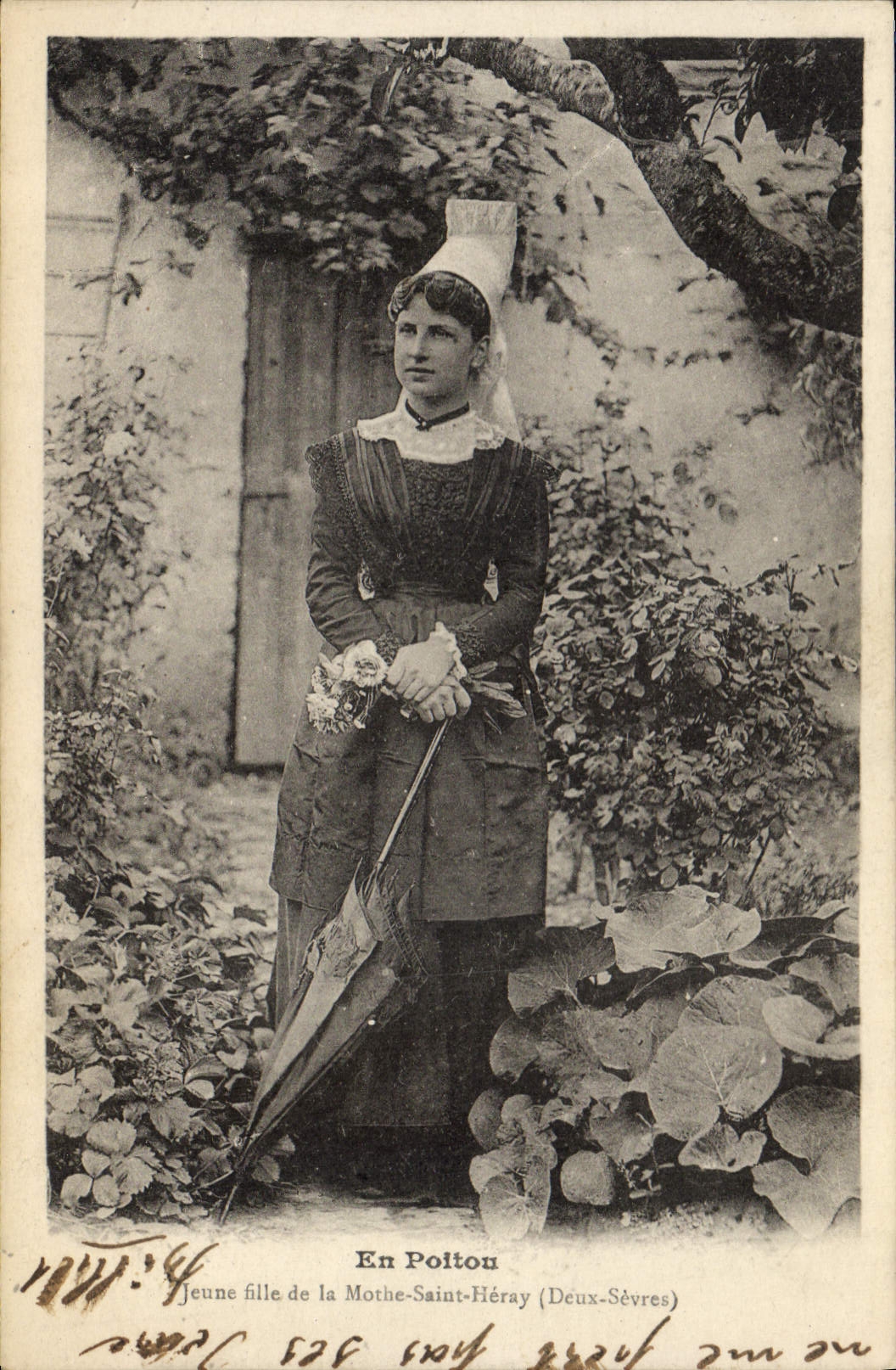 CPA Folklore En Poitou Jeune fille de la Mothe Saint Heray Deux Sevres 