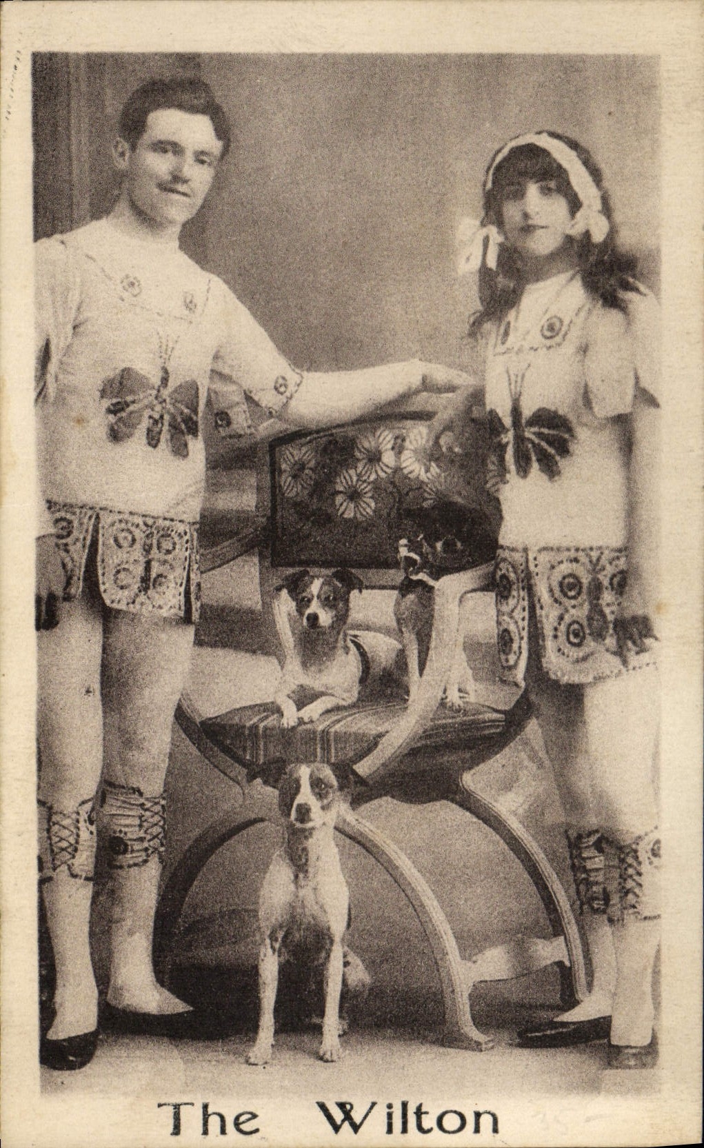 The Wilton — Couple en tenue de danseurs avec chiens — éditeur Wilton