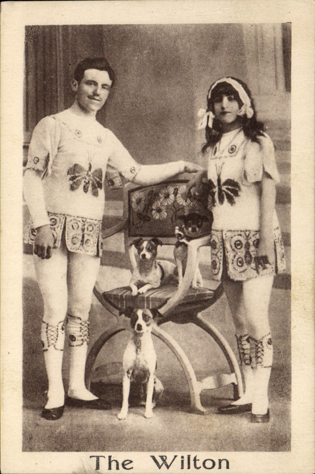 The Wilton — Couple en costume de danseurs avec chiens — Phot. Henri Basovau, Toulouse