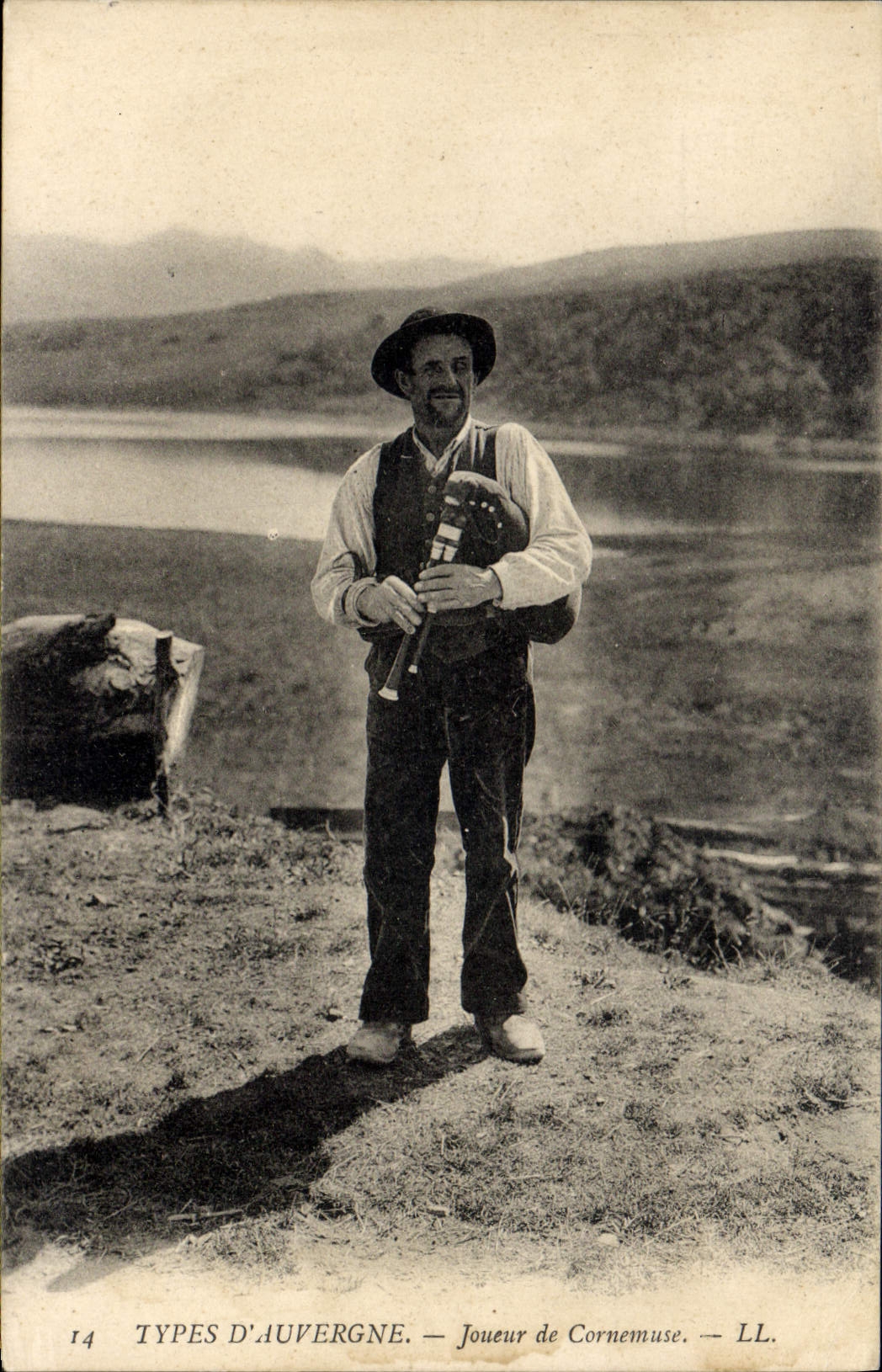 Types d'Auvergne — Joueur de Cornemuse — LL. n°14