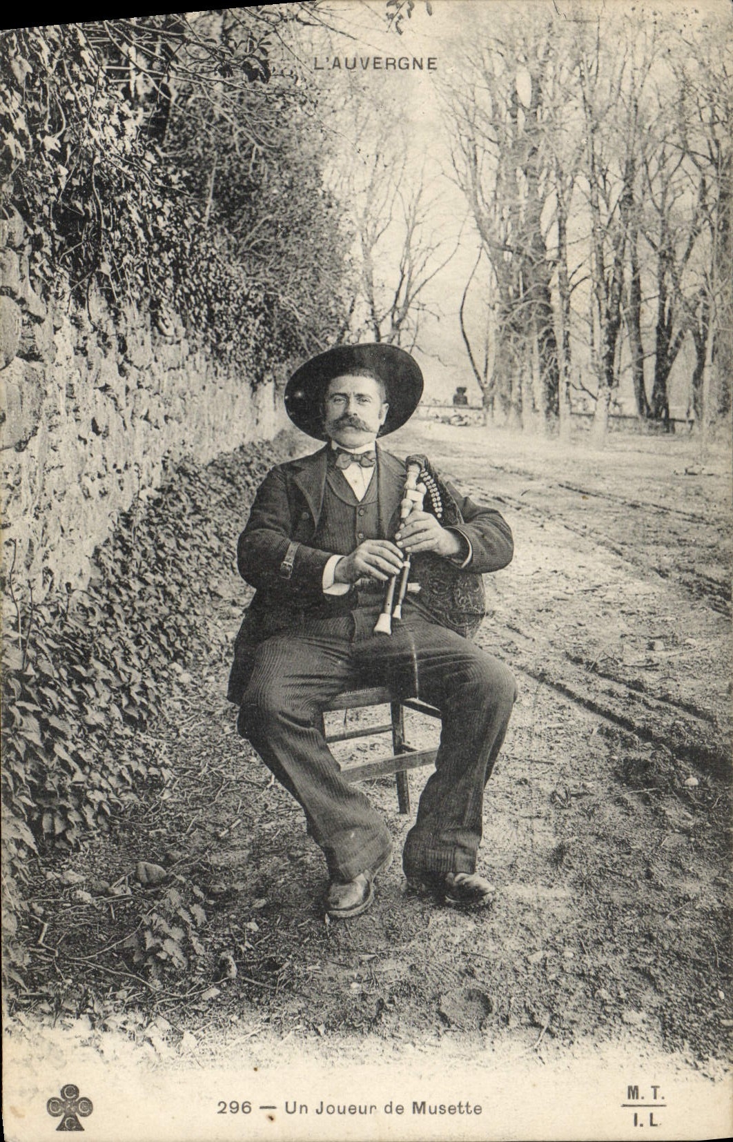 Un Joueur de Musette — L'Auvergne — M.T. n°296