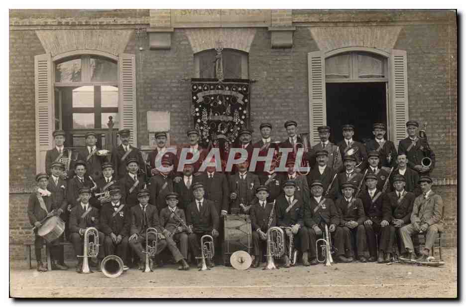 Orchestre de musiciens — devant un bâtiment à Sivry-sur-Meuse — éditeur Camille Arnoix, Foy, Amiens