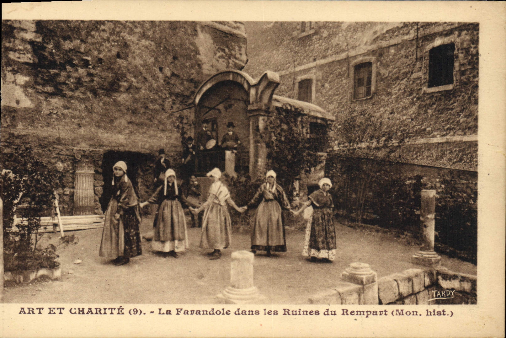 CPA Folklore Art et Charite La farandole dans les ruines du rempart
