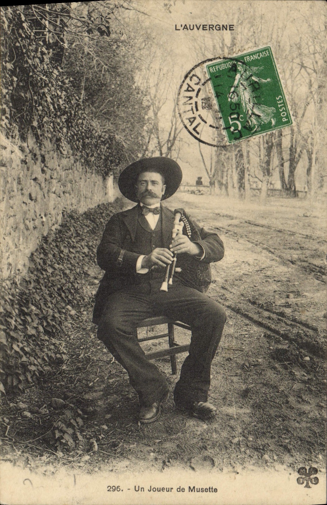 Un Joueur de Musette — L'Auvergne — Éditeur L'Auvergne, n° 296