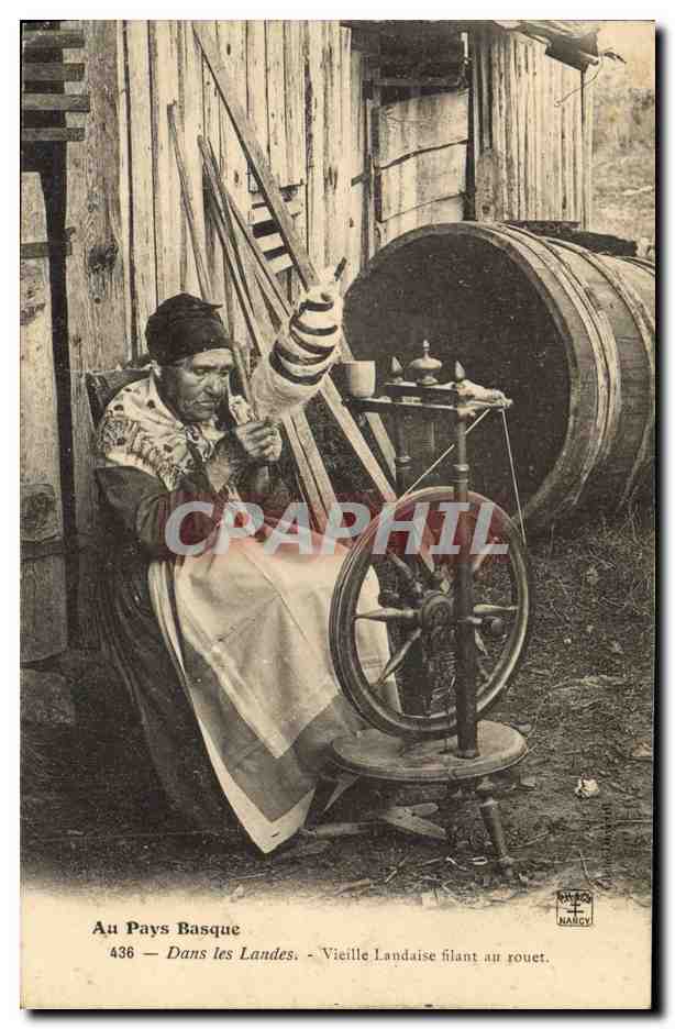 CPA Folklore Au pays Basque Dans les Landes Vieille Landaise filant au rouet