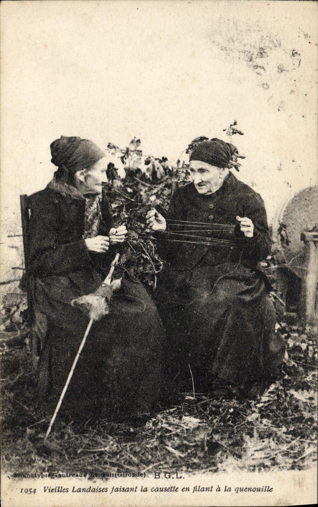 CPA Folklore Vieilles landaises faisant la causette en filant a la quenouille