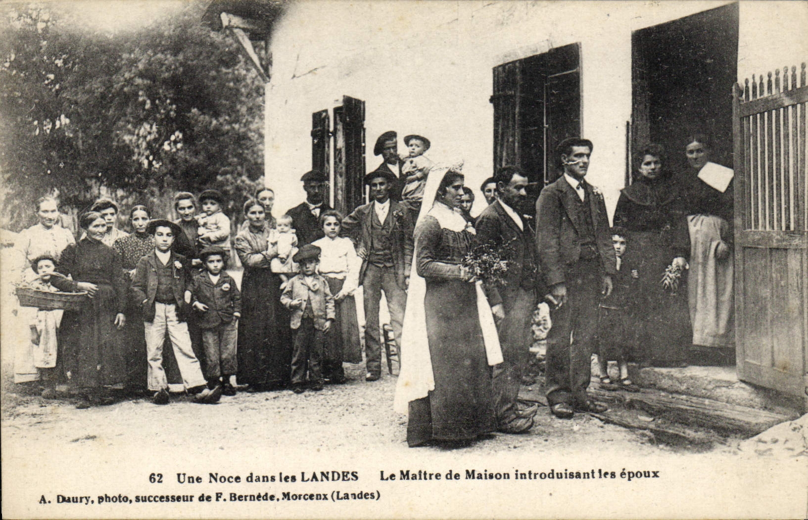 CPA Folklore Une noce dans les Landes Le maitre de maison introduisant les epoux Mariage