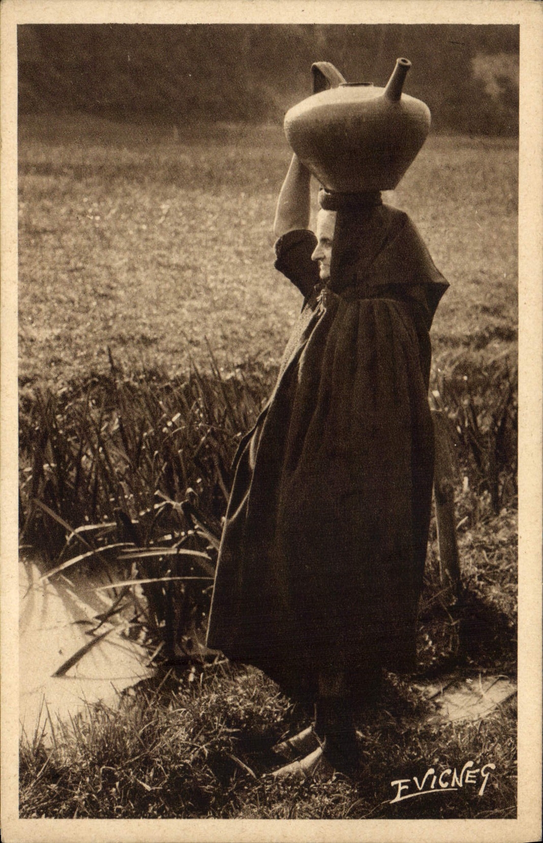 CPA Folklore Guyenne Gascogne Landaise a la fontaine Sur sa tete le peugua