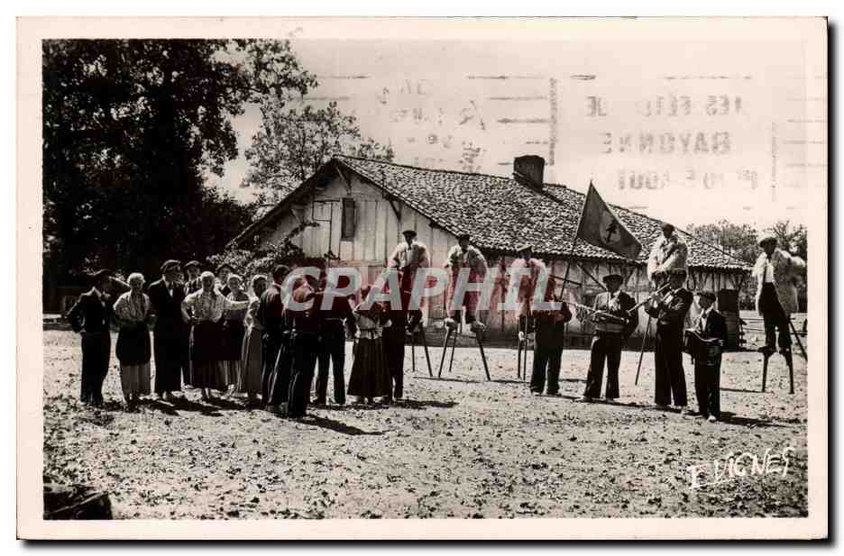 CPA Folklore Au pays landais Scene landaise avec lous Cigalouns de Morcenx