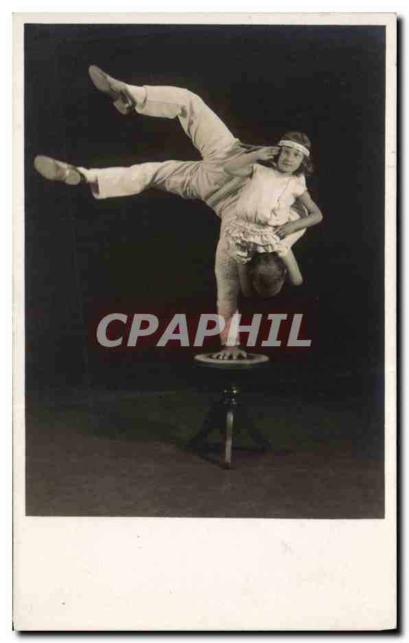Acrobate et enfant — pose acrobatique sur tabouret — Noldey's, Chaux-de-Fonds, Suisse