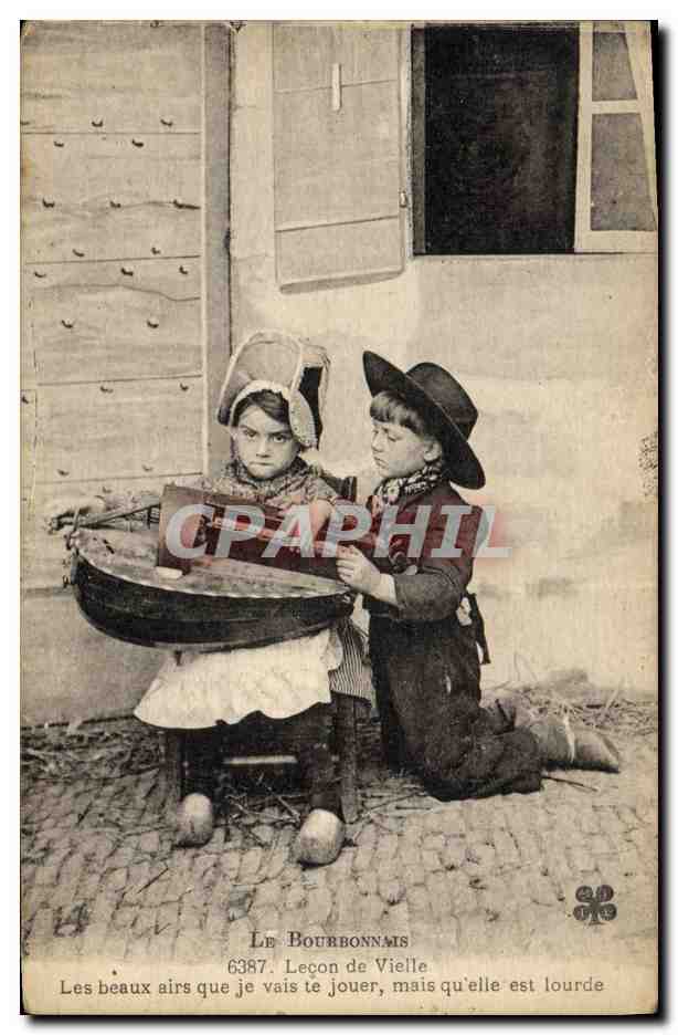 CPA Folklore Le Bourdonnais lecon de Vielle Enfants