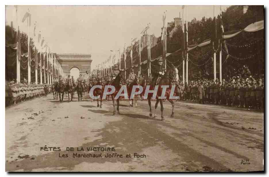 CPA Militaria Fetes de la Victoire Paris Les marechaux Joffre et Foch 