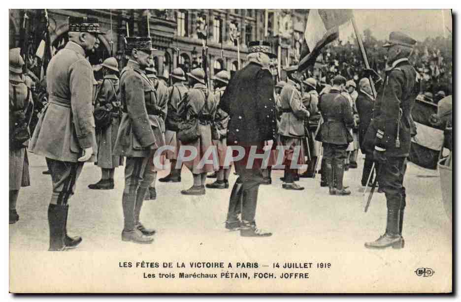 CPA Militaria Les Fetes de la Victoire a Paris 14 juillet 1919 Les trois marechaux Petain Joffre Foch 