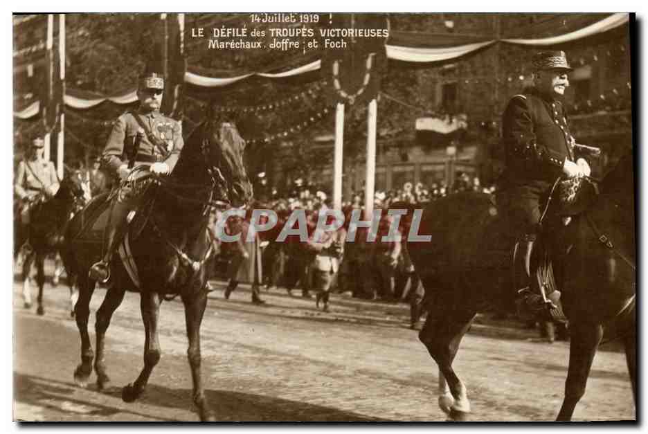 CPA Militaria 14 juillet 1919 Le defile des troupes victorieuses Marechaux Joffre et Foch 