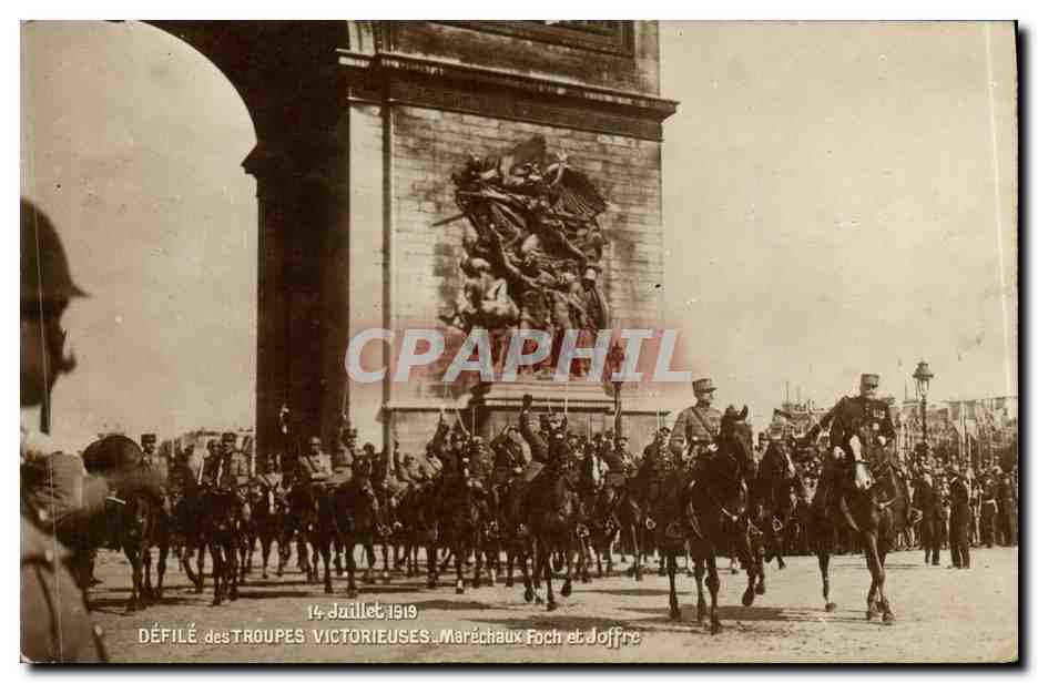 CPA Militaria 14 juillet 1919 Le defile des troupes victorieuses Marechaux Foch et Joffre 