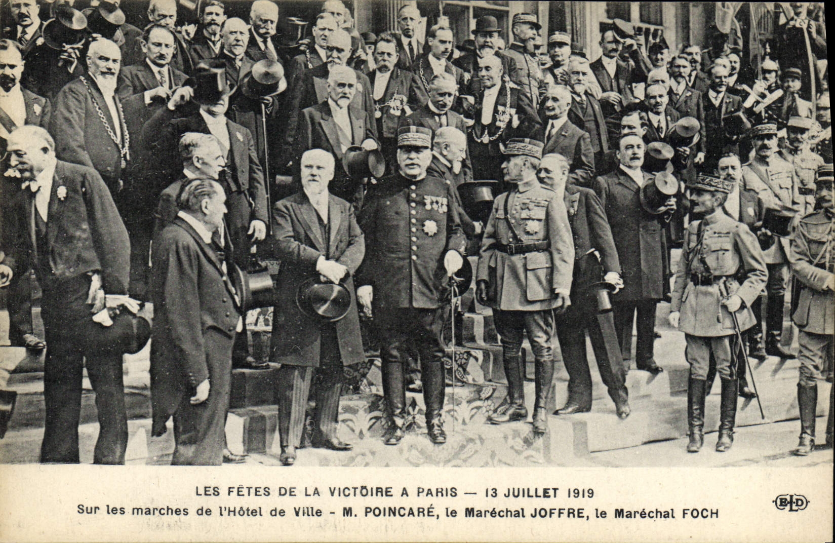 Fêtes de la Victoire à Paris — 13 juillet 1919 — M. Poincaré, le Maréchal Joffre, le Maréchal Foch — Éditeur B.D.