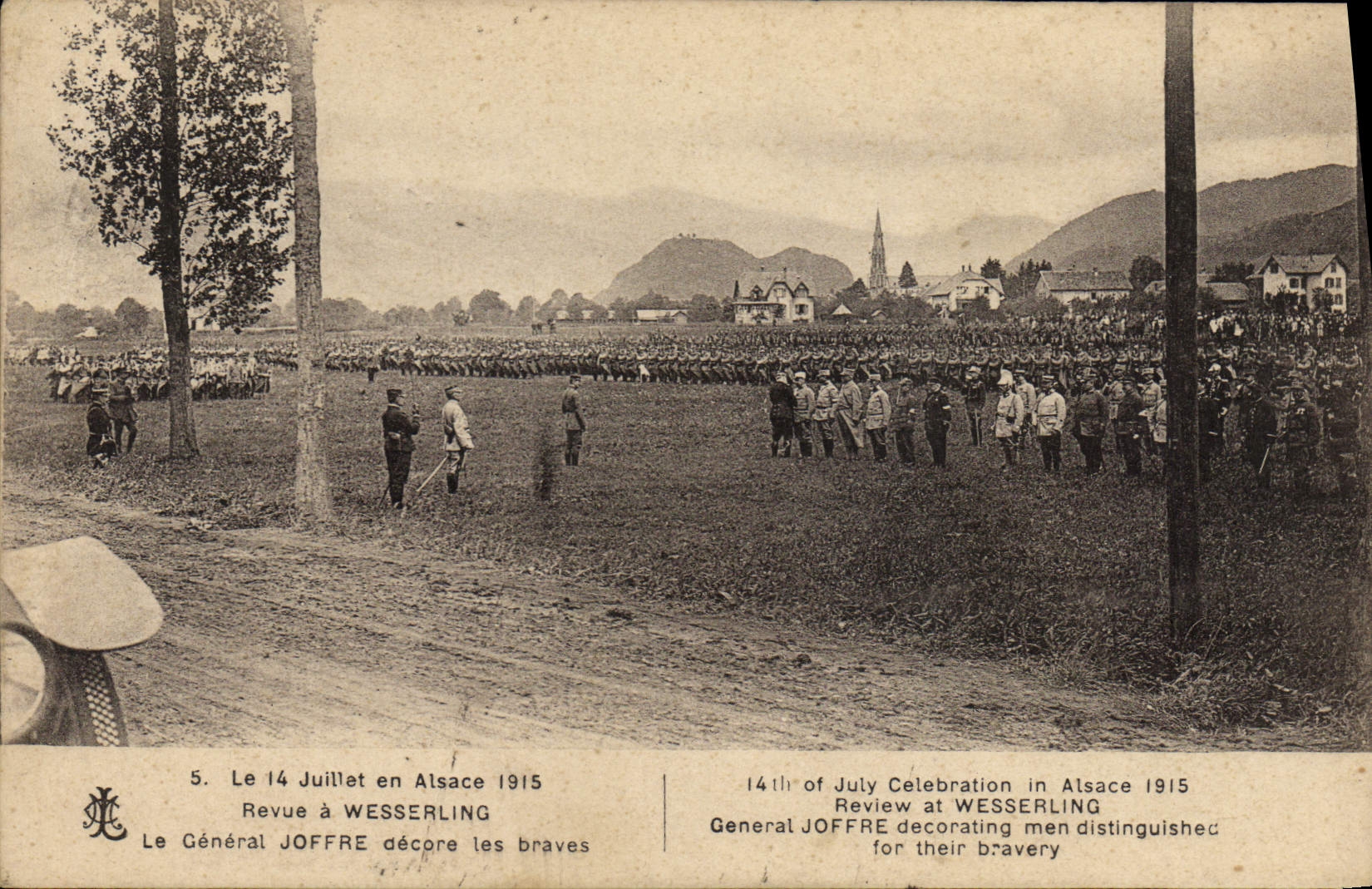 Revue à Wesserling — Le Général Joffre décore les braves — Éditeur J. C. (n°5)