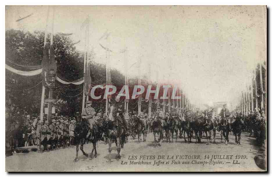 CPA Militaria Les Fetes de la Victoire a Paris 14 juillet 1919 Les marechaux Joffre et Foch aux Champs Elysees 