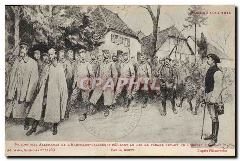 CPA Militaria Prisonniers allemands de l'Hartmannswillerkopf defilant au pas de parade devant un general Francais 