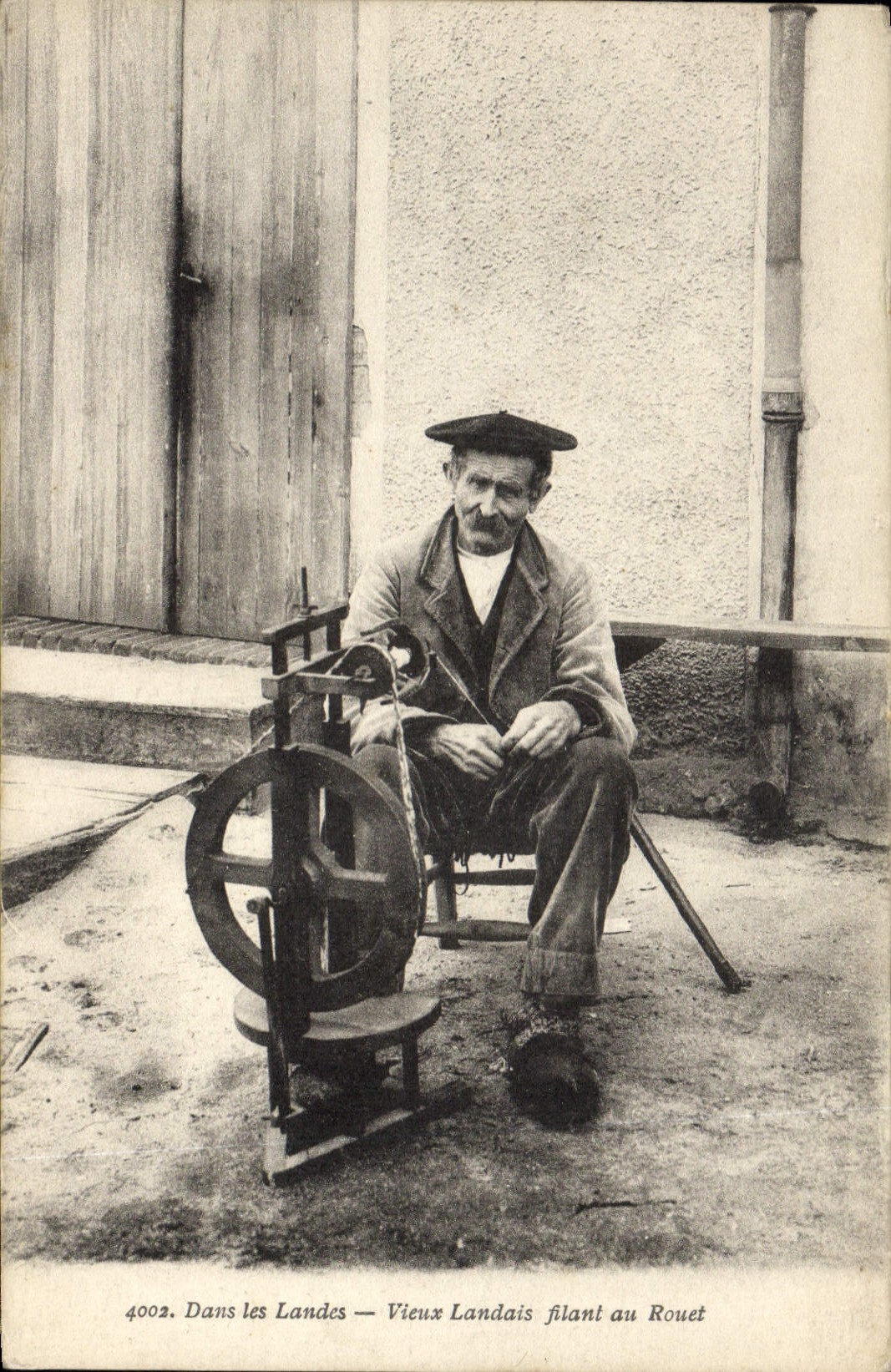 CPA Folklore Dans les Landes Vieux landais filant au rouet