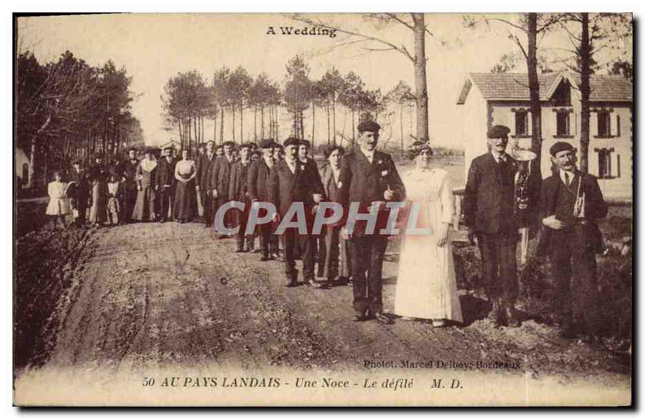CPA Folklore Au Pays landais Une noce Le defile Mariage 