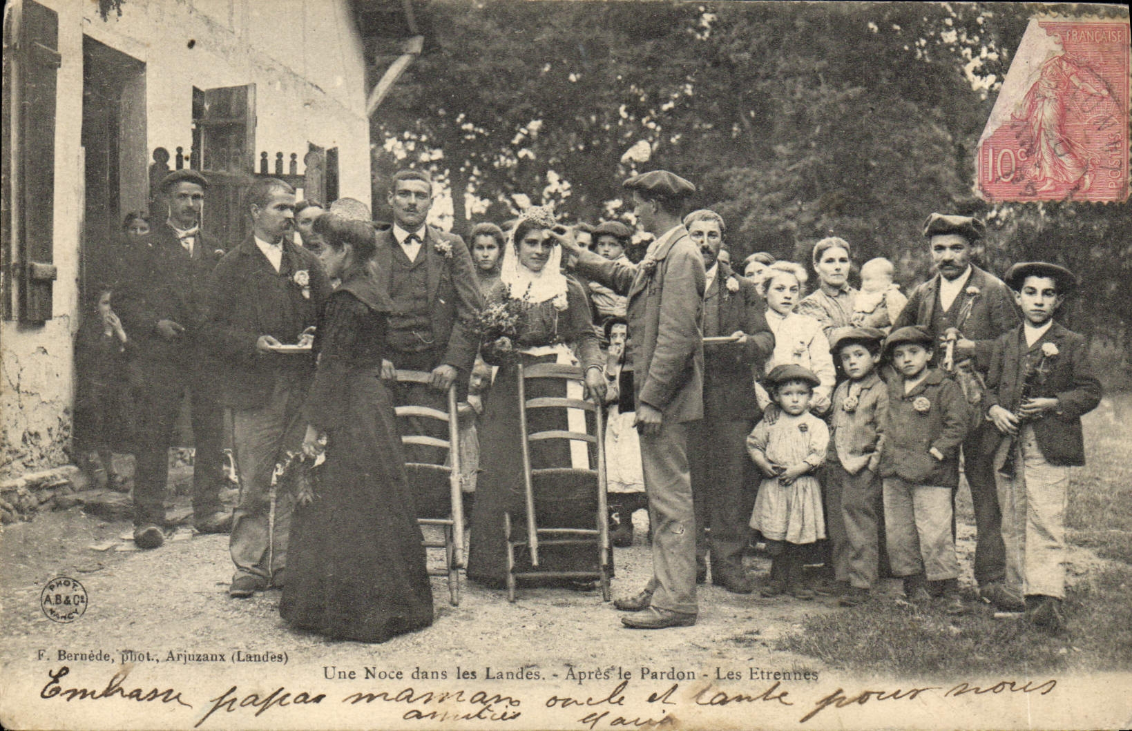 CPA Folklore Une noce dans les Landes Apres le pardon Les etrennes Mariage 