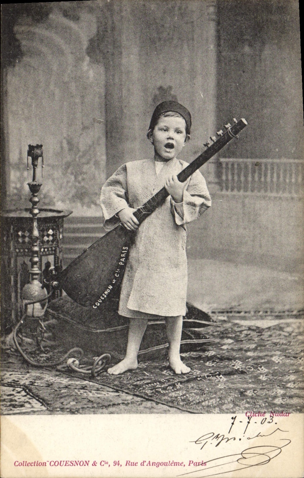 Enfant en tenue orientale jouant d'un instrument — Collection COUESNON & Cie, Rue d'Angoulême, Paris