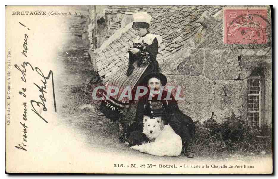 CPA Folklore Mr et Mme Botrel La sieste a la chapelle de Port Blanc Chien 