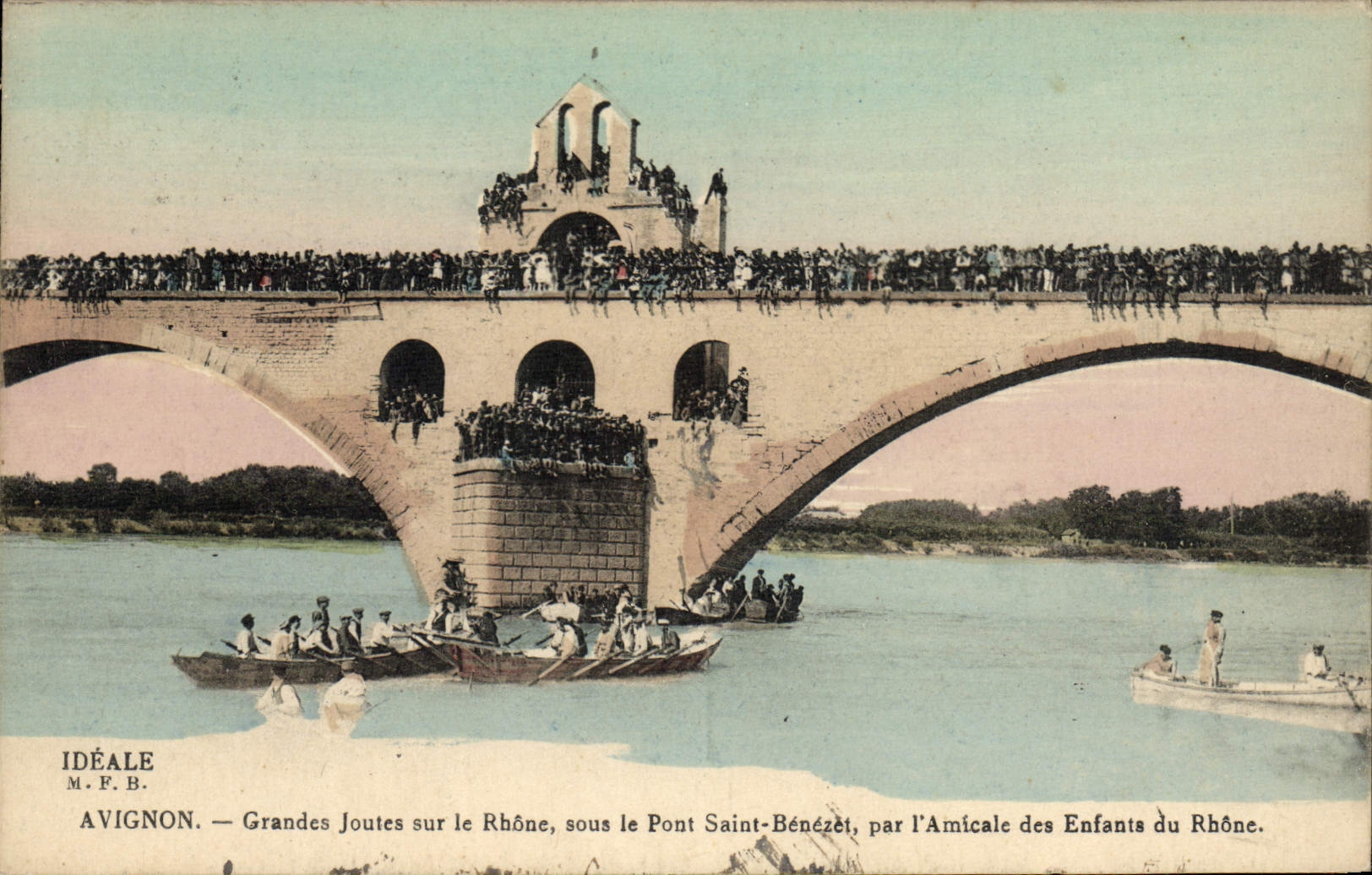 CPA Avignon Grandes joutes sur le Rhone sous le pont Saint Benezet par l'Amicale des enfants du Rhone 