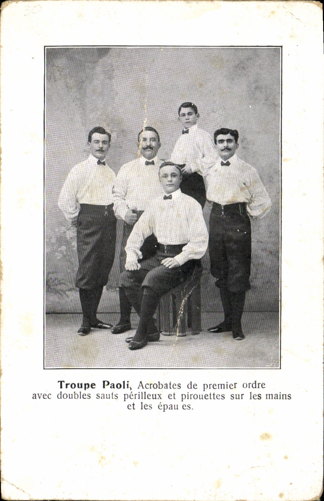 CPA Troupe Paoli Acrobates de premier ordre avec doubles sauts perilleux et pirouettes
