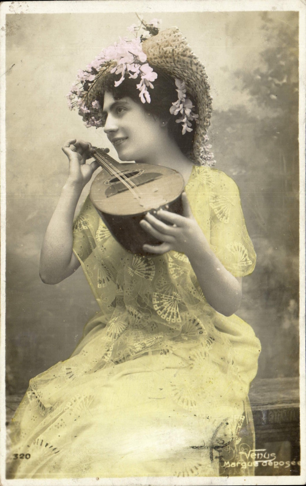 CPA Femme musique 