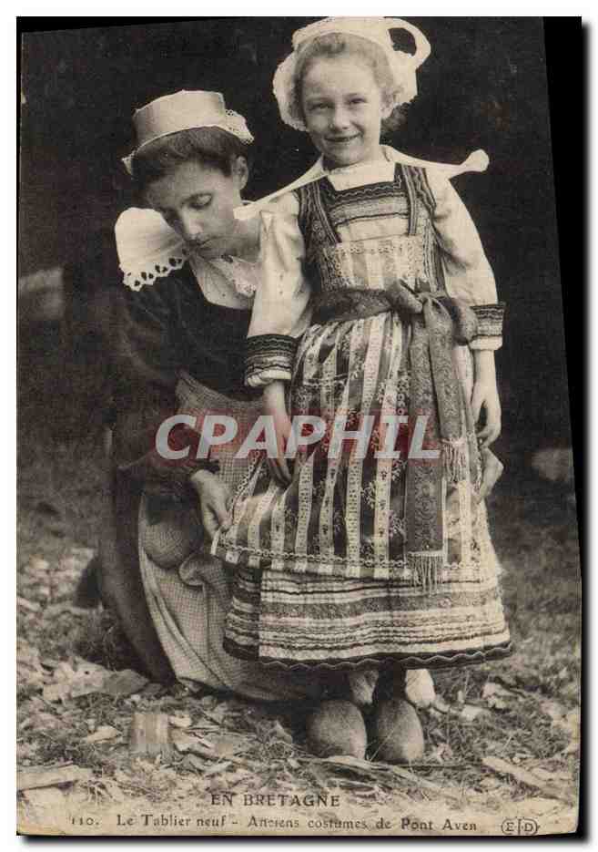 CPA Folklore Bretagne Le tablier neuf Anciens costumes de Pont Aven 