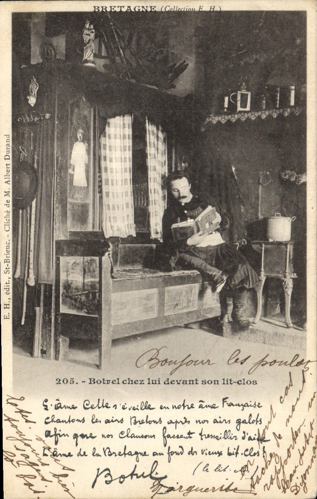 CPA Folklore Botrel chez lui devant son lit clos 