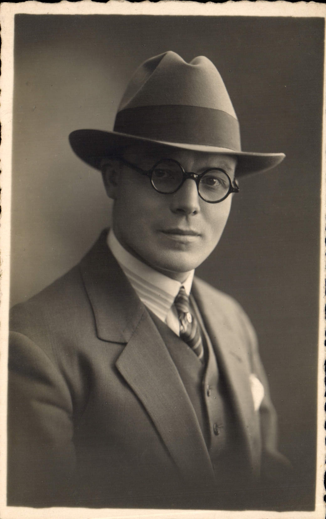 Portrait d'artiste lyrique — L. Besançon, dit Darty — Photo d'Art Célis, Liège