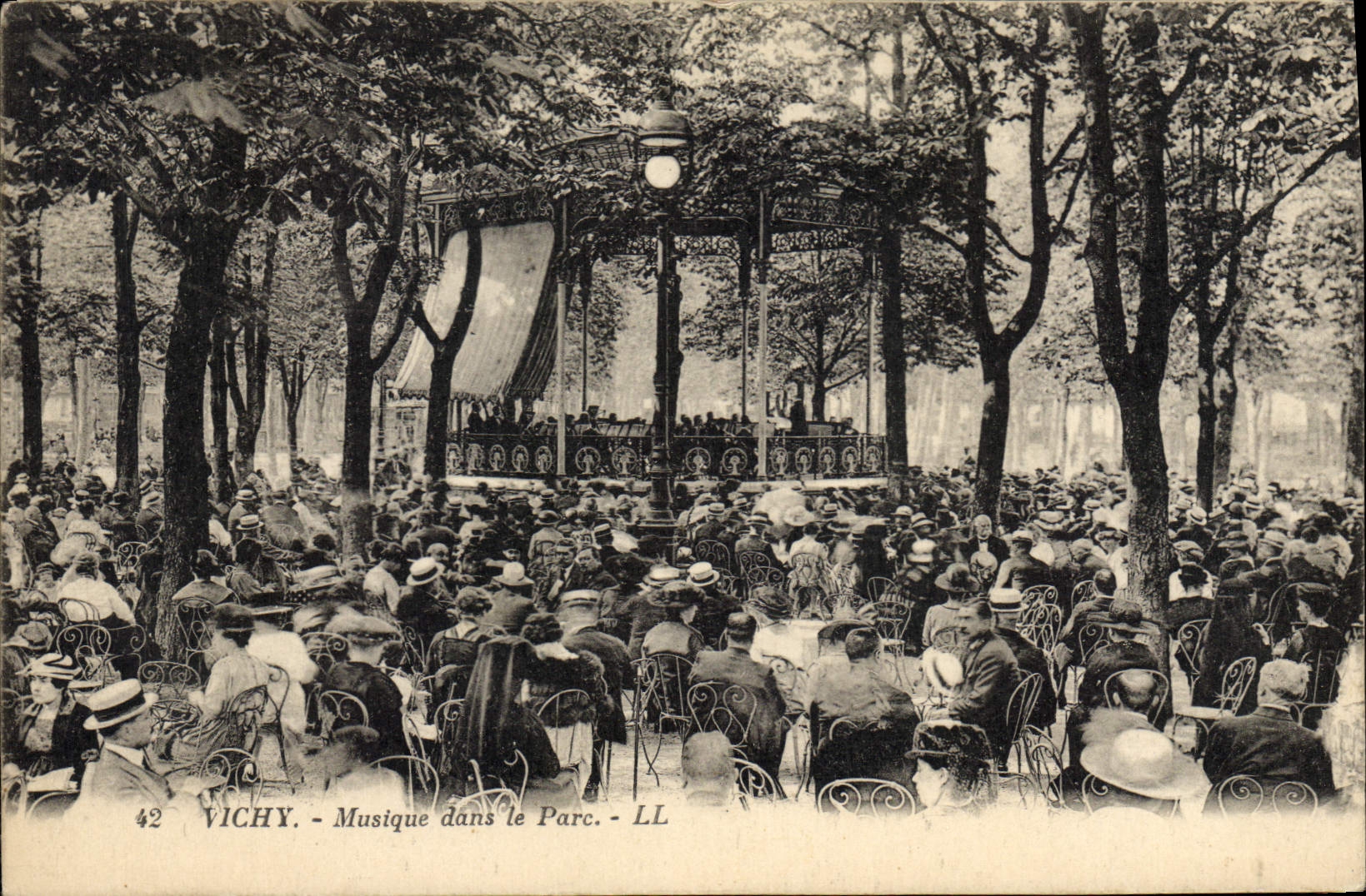 CPA Kiosque Vichy Musique dans le parc 