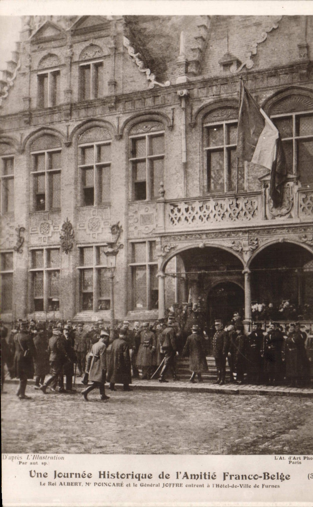 CPA Militaria Une journee historique de l'amitie Franco belge le roi Albert 1er Mr Poincare et le General Joffre entrent a l'hotel de ville de Furnes