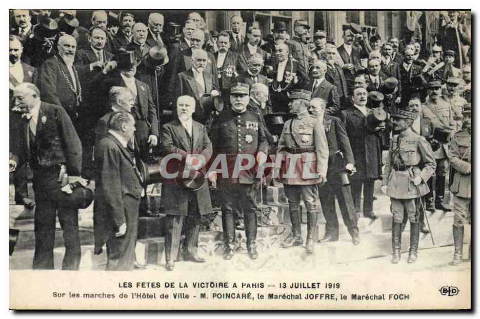 CPA Militaria Les fetes de la Victoire a Paris 13 Juillet 1919 Sur les marches de l'hotel de ville Poincare Marechal Joffre Marechal Foch