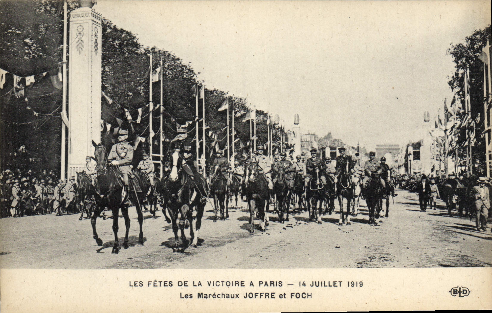 CPA Militaria Les fetes de la Victoire a Paris 14 Juillet 1919 Les Marechaux Foch et Joffre 