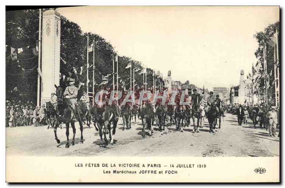 CPA Militaria Les fetes de la Victoire a Paris 14 Juillet 1919 Les Marechaux Foch et Joffre 