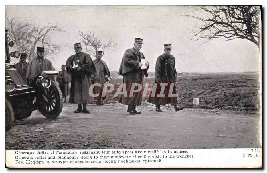 CPA Militaria Generaux Joffre et Maunoury regagnant leur auto apres avoir visite les tranchees