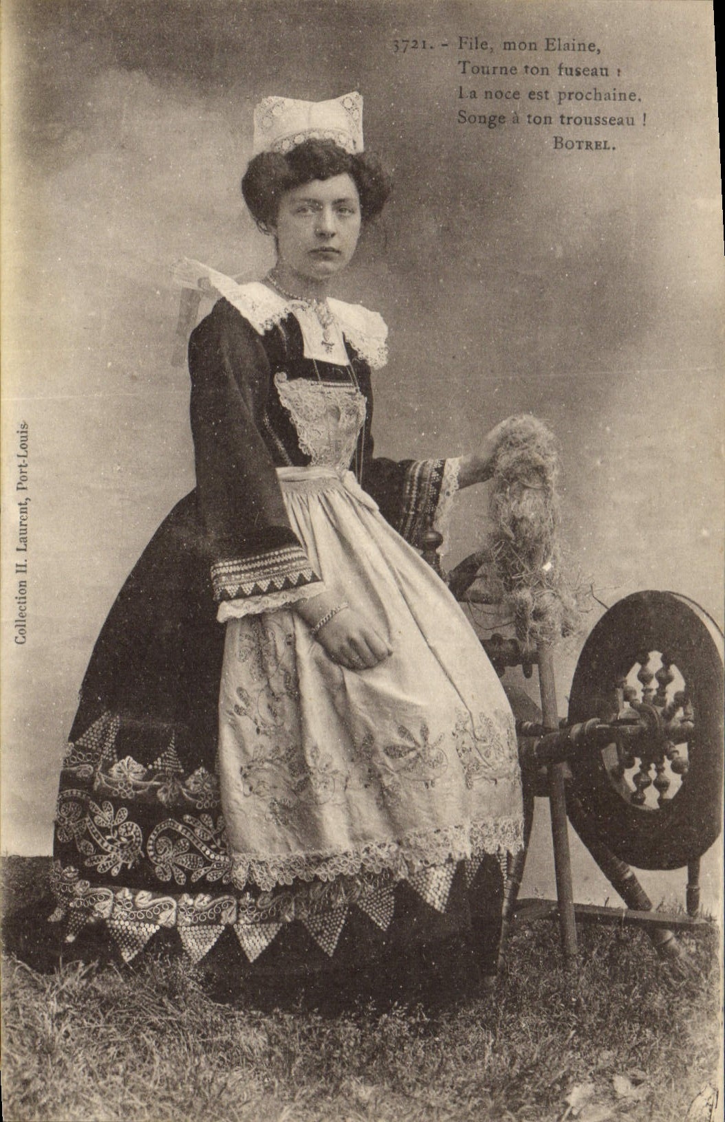 CPA Folklore Bretagne Fileuse